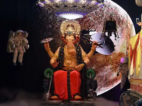 From Chandrayaan 2 To Baal Ganesha Devotees Take Up Varied Themes