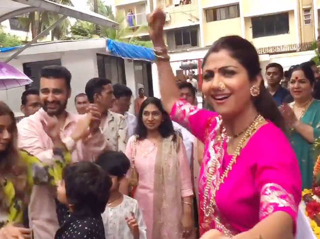 Shilpa Shetty was seen dancing with husband Raj Kundra during Ganesh Visarjan.