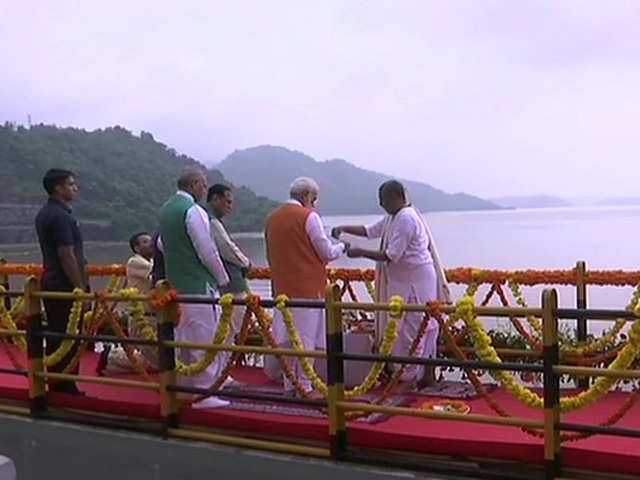 Modi performs Narmada 'aarti' at Sardar Sarovar dam