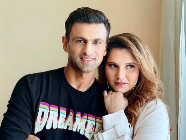 Sania Mirza (R) is working towards making a comeback next year after being on a maternity break. (In pic: ​Shoaib Malik)