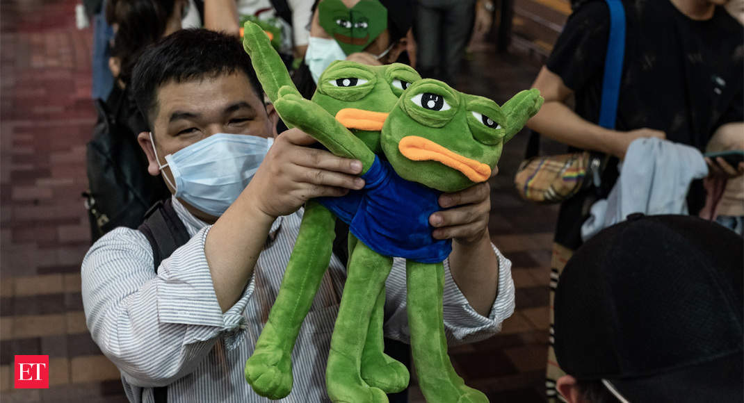 Почему пепе. Hong Kong Pepe. Игрушка Пепе с волосами маски. Hong Kong protesters Love Pepe the Frog no they re not alt right.