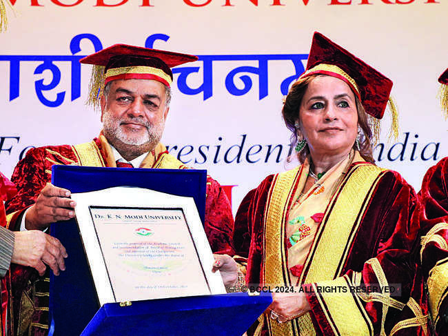 Bina Modi being conferred the award by the Dr KN Modi University
