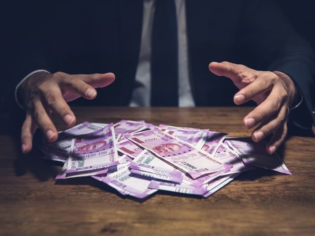 Financial scam: Ponzi or pyramid schemes
