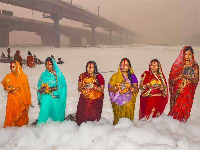 Delhi pollution: Devotees stand knee-deep in toxic foam in Yamuna for Chhath Puja - ​Toxic Yamuna water | The Economic Times