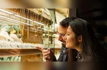 Investing in gold funds vs buying gold jewellery: Which is smarter?