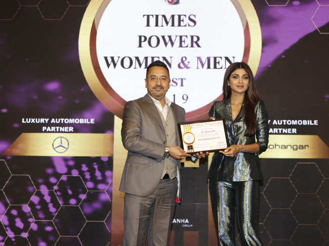 Ameet Parekh being felicitated as Iconic Business Coach by Shilpa Shetty Kundra at the Times Power Men Event.
