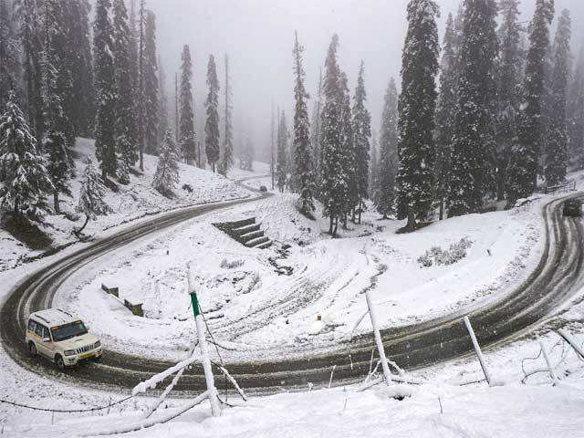 Kashmir blanketed in fresh snowfall