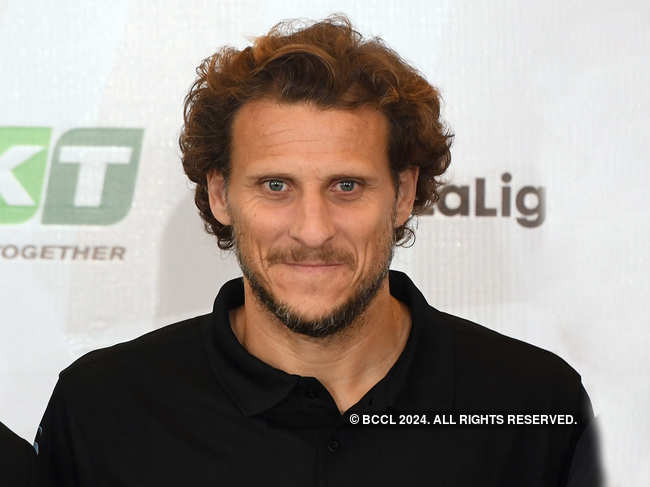 Diego Forlán has resumed his long-standing affair with his first: Tennis.