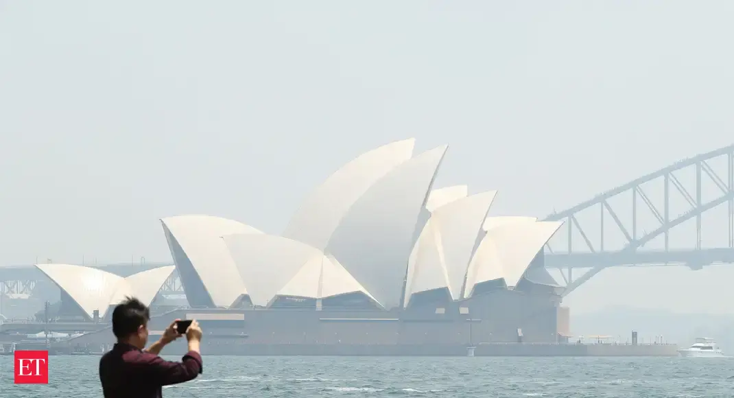 Smoke haze blankets Sydney as bushfire threat rises