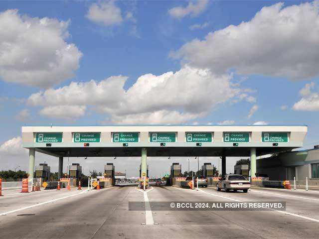 ​What will happen when I cross toll plaza with FASTag?