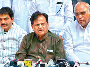 Maharashtra: Congress rallies behind Sharad Pawar, calls Fadnavis government illegal