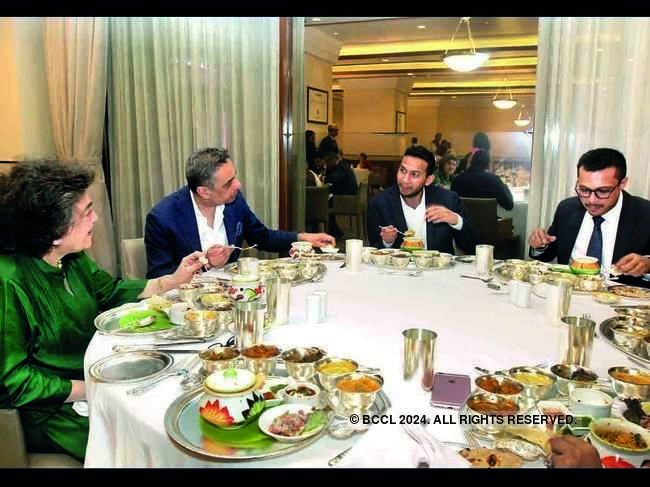 (L-R) ​Zia Mody, Ashu Khullar, Ritesh Agarwal and Sachin Bansal engrossed in conversations.