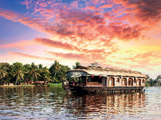 Have you been on a houseboat and enjoyed the scenery changing as the waves take you ahead in the backwaters of Alappuzha? ​