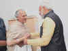 Narendra Modi meets ex-Union minister Arun Shourie at Pune hospital