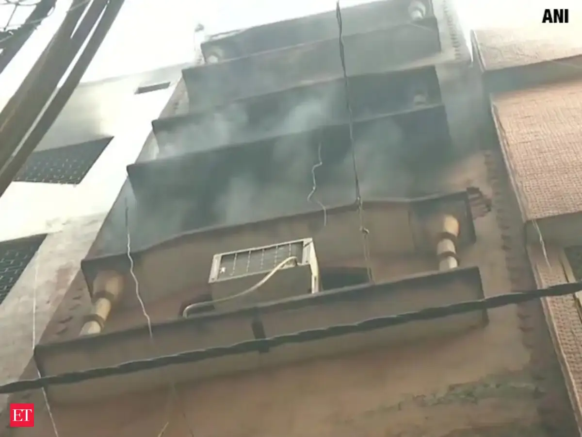 Delhi Fire: Fire erupts in Anaj Mandi once again, 4 fire tenders rush ...