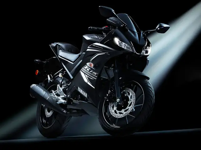 BS-VI compliant Yamaha YZF-R15 has features such as side stand engine cut-off switch, dual horn and radial tubeless tyre at the rear wheel. 