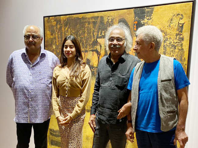 ​(L-R) Boney Kapoor, daughter Janhvi, artist Subash Awchat and Naseeruddin Shah pose for the shutterbugs.​