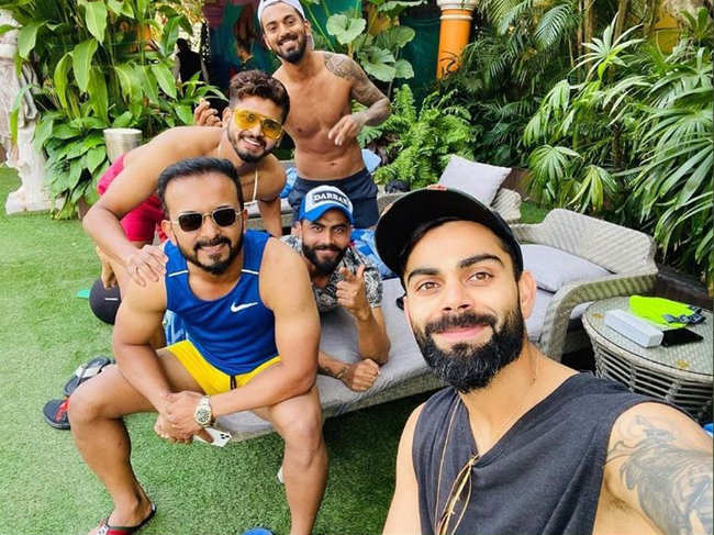 In the photograph, Virat can be seen chilling with his fellow team members Ravindra Jadeja, KL Rahul, Kedar Jadhav, Yuzvendra Chahal, Rishabh Pant, Shreyas Iyer and Manish Pandey.
