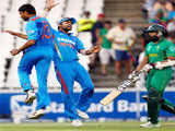 Munaf Patel celebrates with teammate Virat Kohli