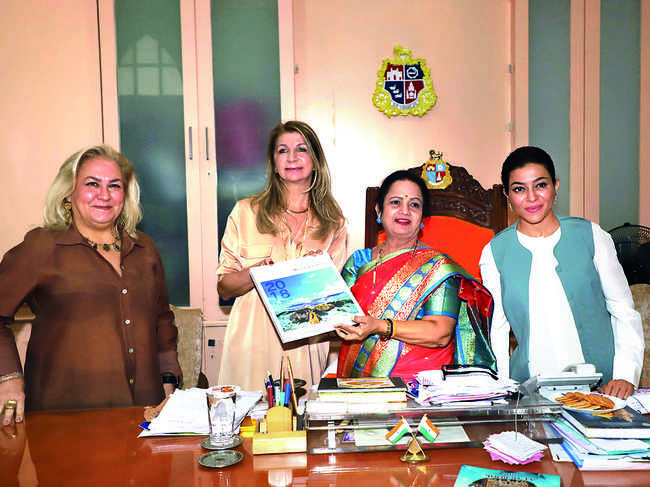 (From left) Mary Pagano, Marianela Mirpuri, Mayor Kishori Pednekar and Sangeeta Ahir.