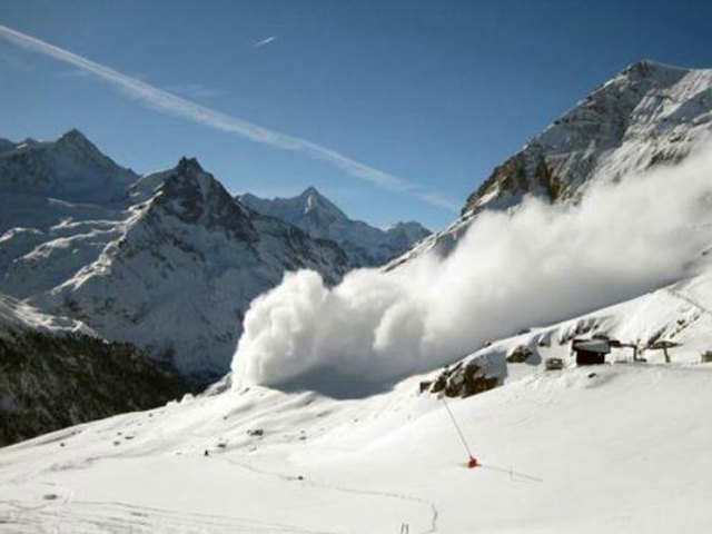 Equipment to detect avalanche victims