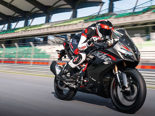 The Apache RR310 BS-VI features new technology such as throttle-by-wire that electronically connects throttle grip to body by replacing the conventional cable.