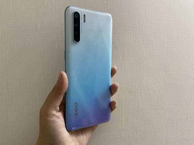 The tiny notch and slim bezels complement the 6.4-inch AMOLED display, which offers a pleasant viewing experience with vibrant colours as well as deep blacks.