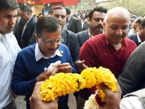 50 people responsible for "Delhi nirman" to share stage with Kejriwal in his oath-taking event