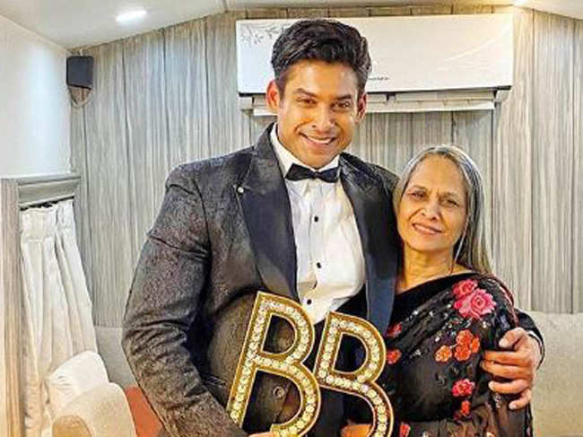 Sidharth Shukla posing with the BB trophy.