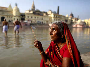 ayodhya-lady-praying-AP
