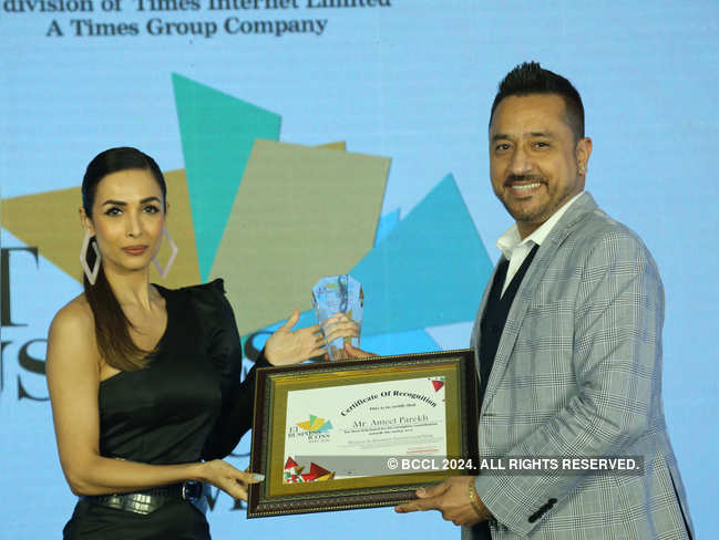 Coach Ameet Parekh being felicitated by Malaika Arora as ‘Pioneer in Business Coaching’ during the ET Business Icon awards 2020