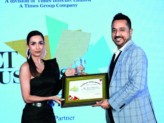 Coach Ameet Parekh being felicitated by Malaika Arora as ‘Pioneer in Business Coaching’ during the ET Business Icon awards 2020.