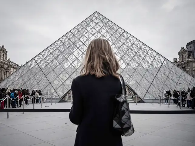 The closure of the Louvre had caused bitter disappointment among the thousands of tourists.