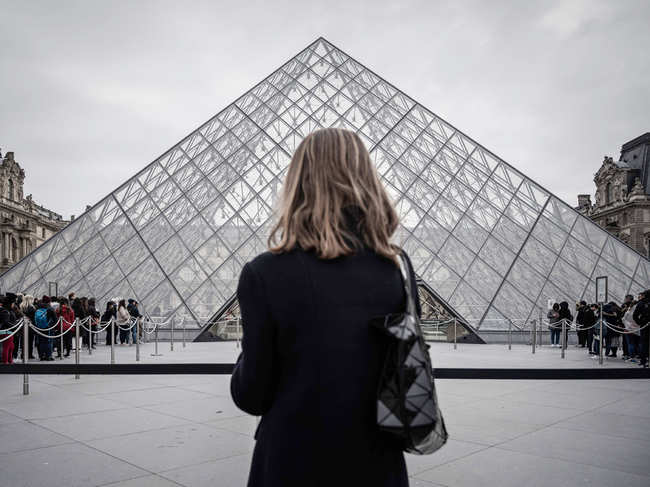 ​The closure of the Louvre had caused bitter disappointment among the thousands of tourists.​