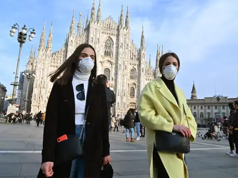 ​Women in a respiratory mask