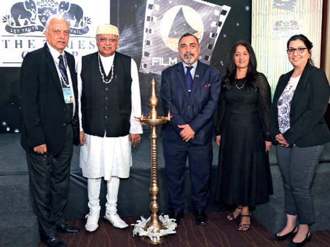 ​L-R: Shyam Shroff, Kiran Shantaram, Yogesh Punja, Shaenaz Voss and Nazneen Gagrat light the lamp​.