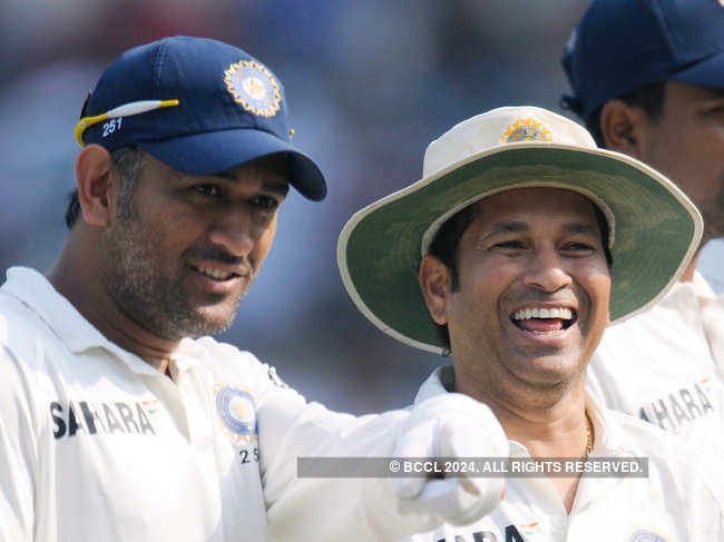 MS Dhoni (L) made the contribution through a Pune-based NGO​, and Sachin Tendulkar donated Rs 25 lakh each to Prime Minister's Relief Fund and Maharashtra Chief Minister's Relief Fund.