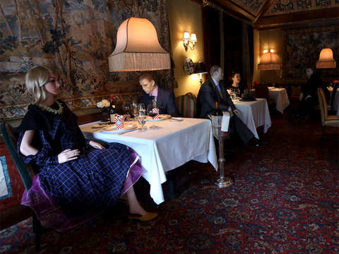 Dine-in with mannequins - Dining with dummies? Renowned restaurant ...
