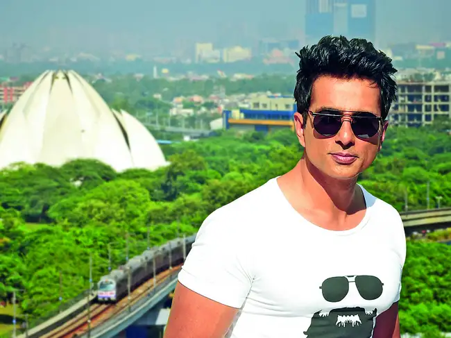 Sonu Sood: Actor Sonu Sood arranges more buses for migrants, says will  continue to help until the last one reunites with family - The Economic  Times