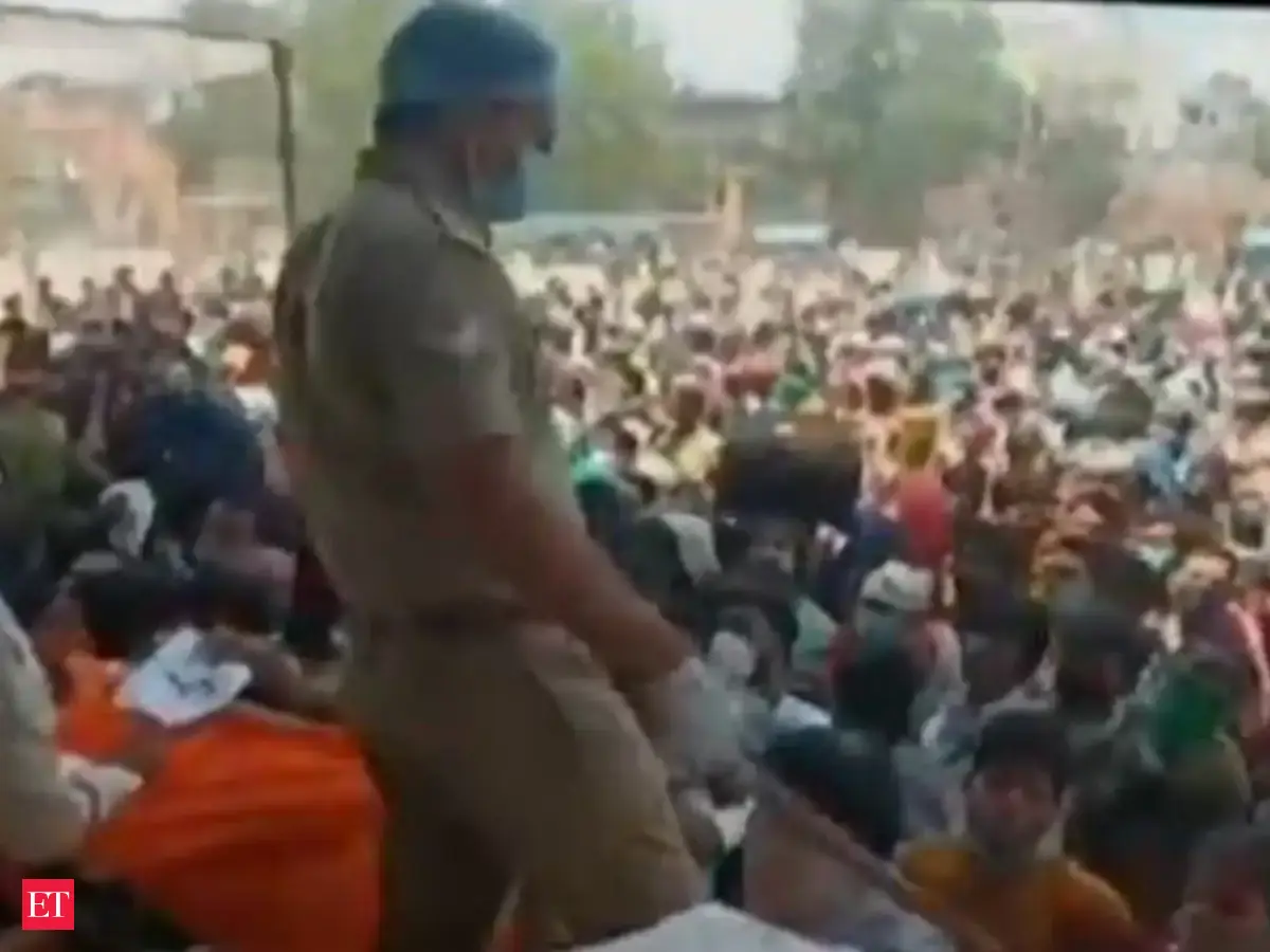 Lockdown 4.0: Migrants throng at Ramlila Maidan in Ghaziabad to ...