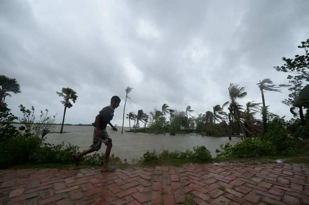 Cyclone Amphan Updates:  Bengal bears the brunt, winds over 120 kmph in Kolkata