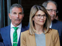 https://img.etimg.com/thumb/msid-75883552,width-200,height-150/magazines/panache/full-house-actress-lori-loughlin-husband-giannulli-to-serve-two-months-of-prison-time-for-college-cheating-scam.jpg