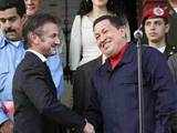Hugo Chavez shakes hands with US actor Sean Penn
