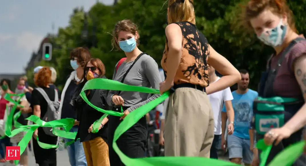 German activists form human chain in anti-racist protest - In memory of ...
