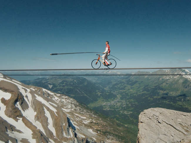 For the second section of the cable that links Cabane (2500m) to Scex Rouge (3000m), Freddy Nock set off on a bicycle for 367 meters, breaking his own previous record of 72.5 meters, this time at a height of 175.4 meters!