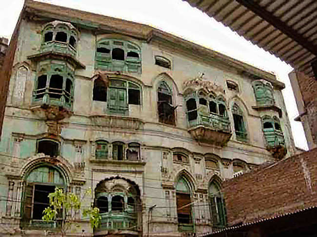 The ''Kapoor Haveli'' was built by Basheswarnath Kapoor, the father of Bollywood pioneer Prithviraj Kapoor.