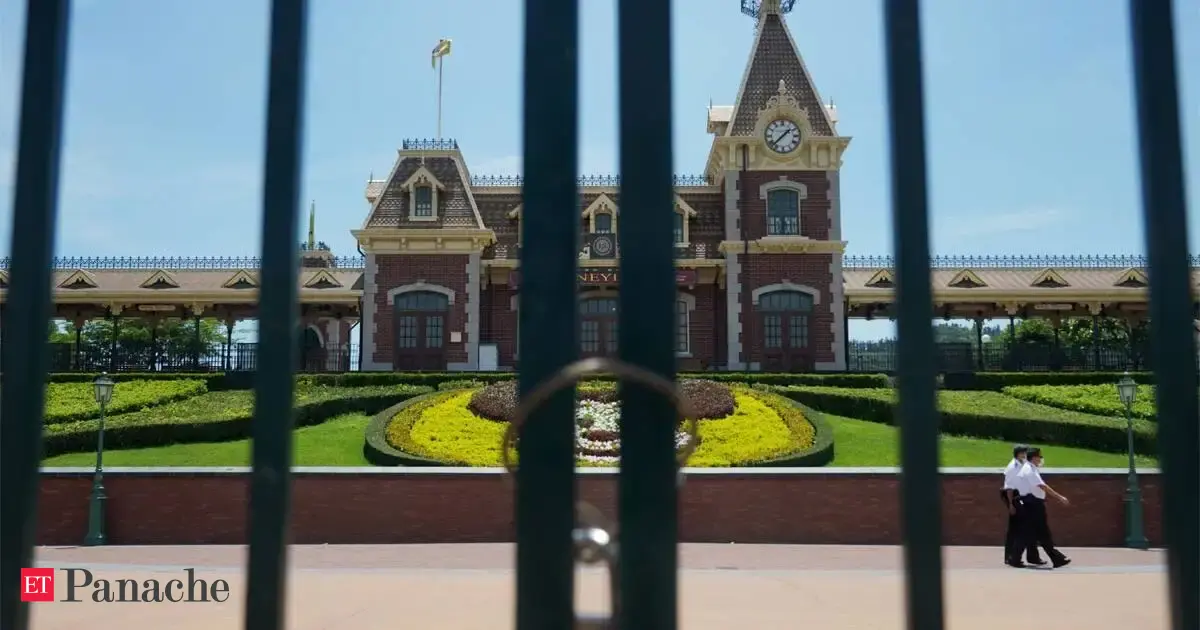 Disney temporarily closing Hong Kong Disneyland again as coronavirus(00)