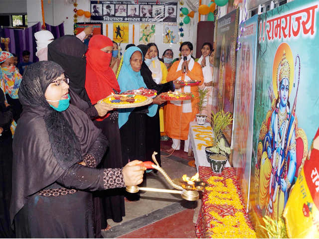 Muslim community performs 'aarti'
