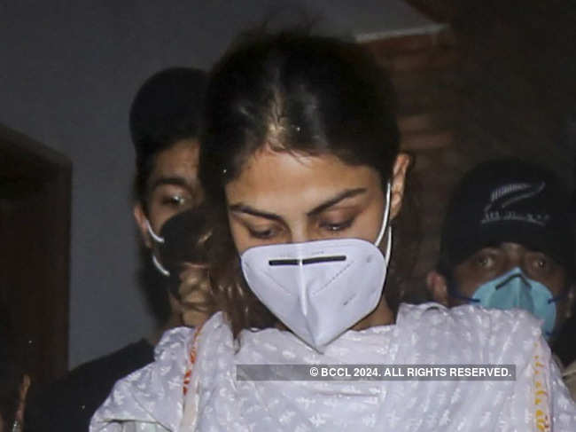 ​The CBI team will collect the forensic data from Cooper Hospital, and question the doctors about Rhea Chakraborty's access to the mortuary.​ ​