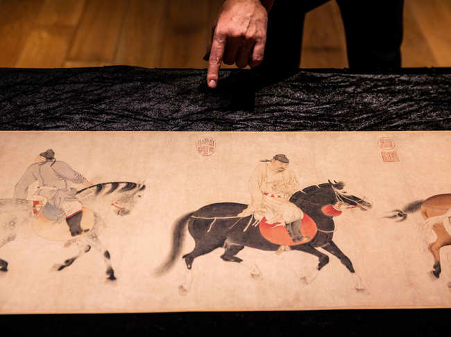 The scroll shows the five princes and four attendants, who are also all on horseback in a dynamic scene.